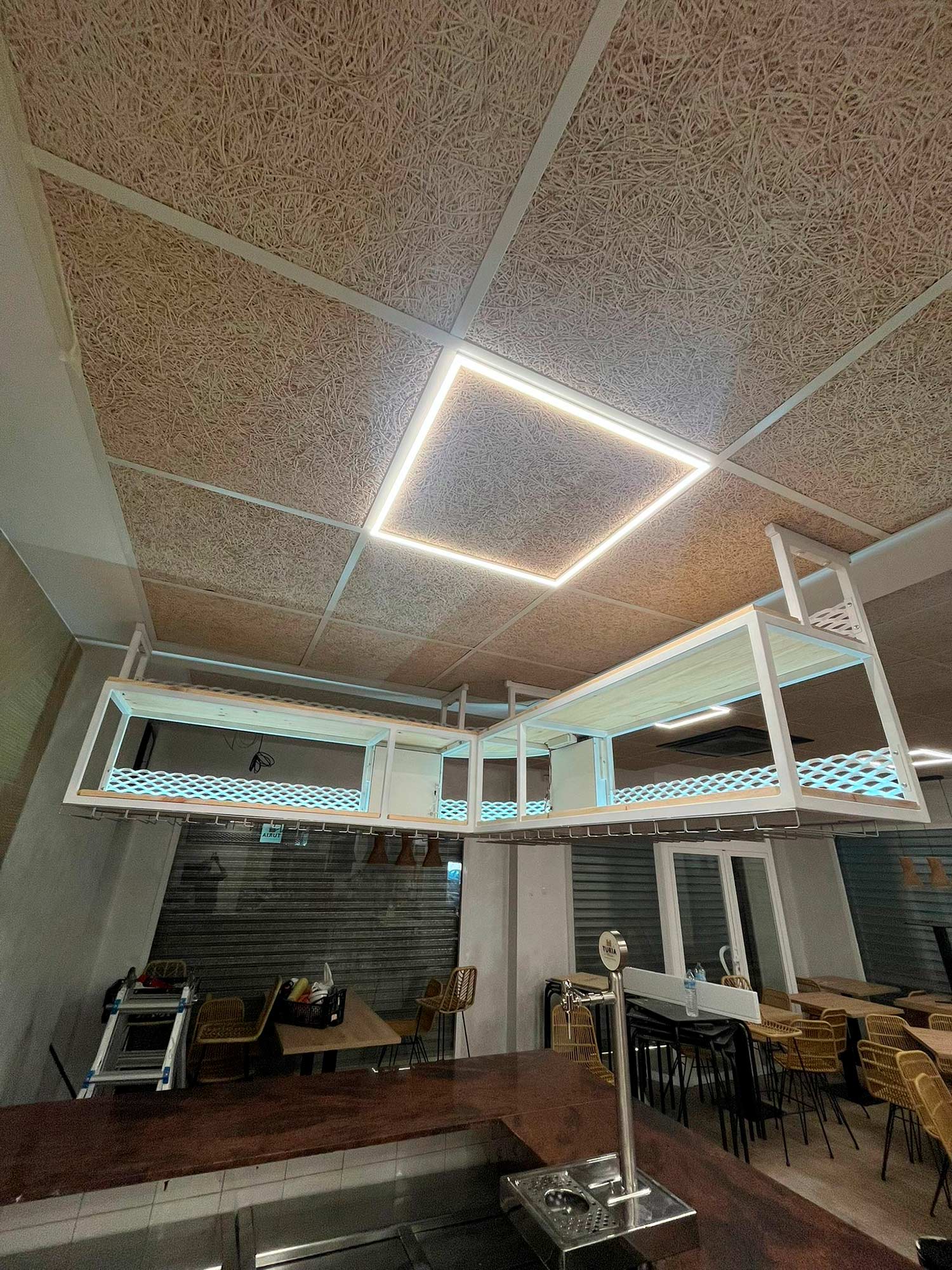 Iluminación junto estantería