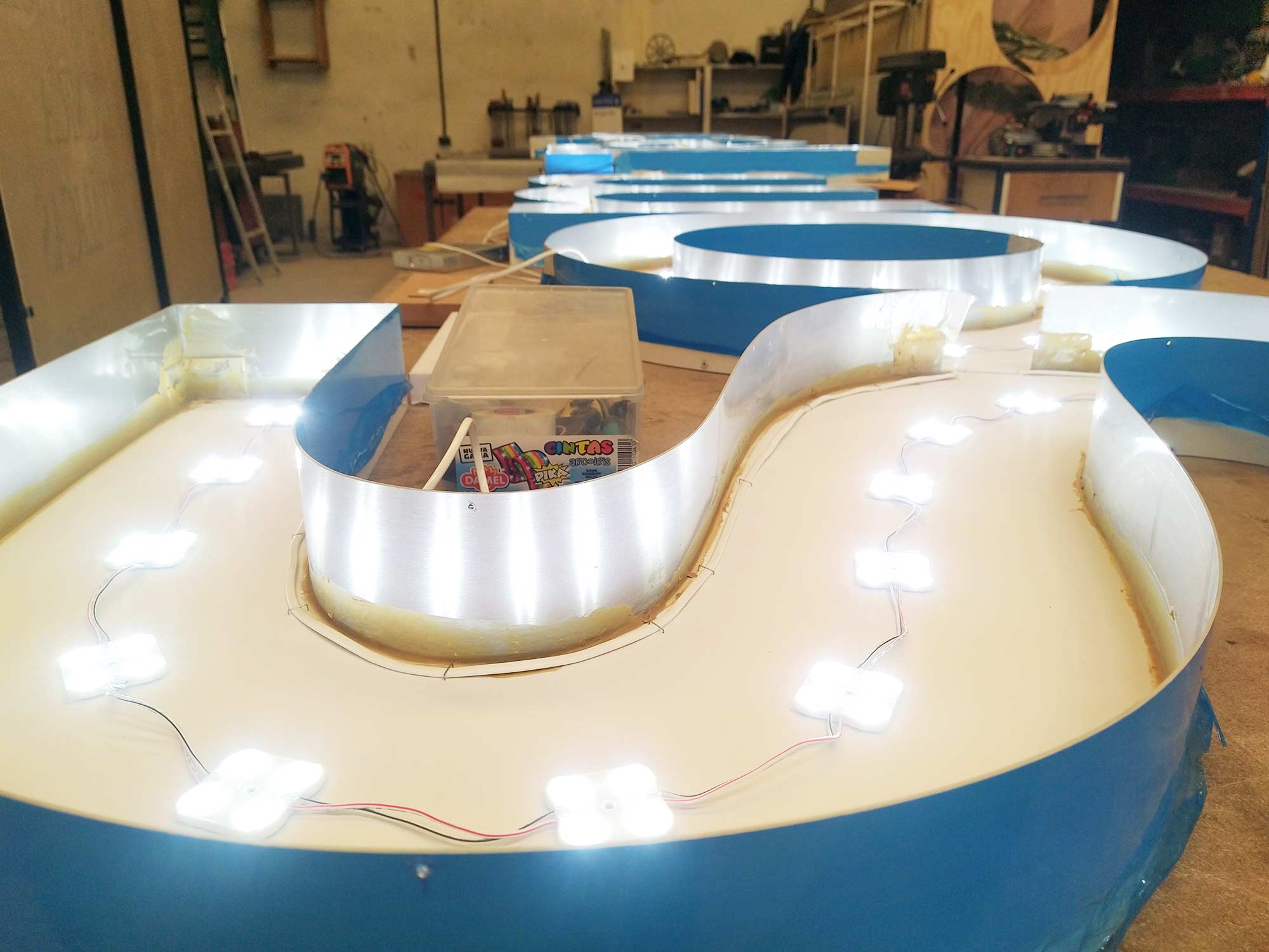 Taller de fabricación propia de los rótulos luminosos