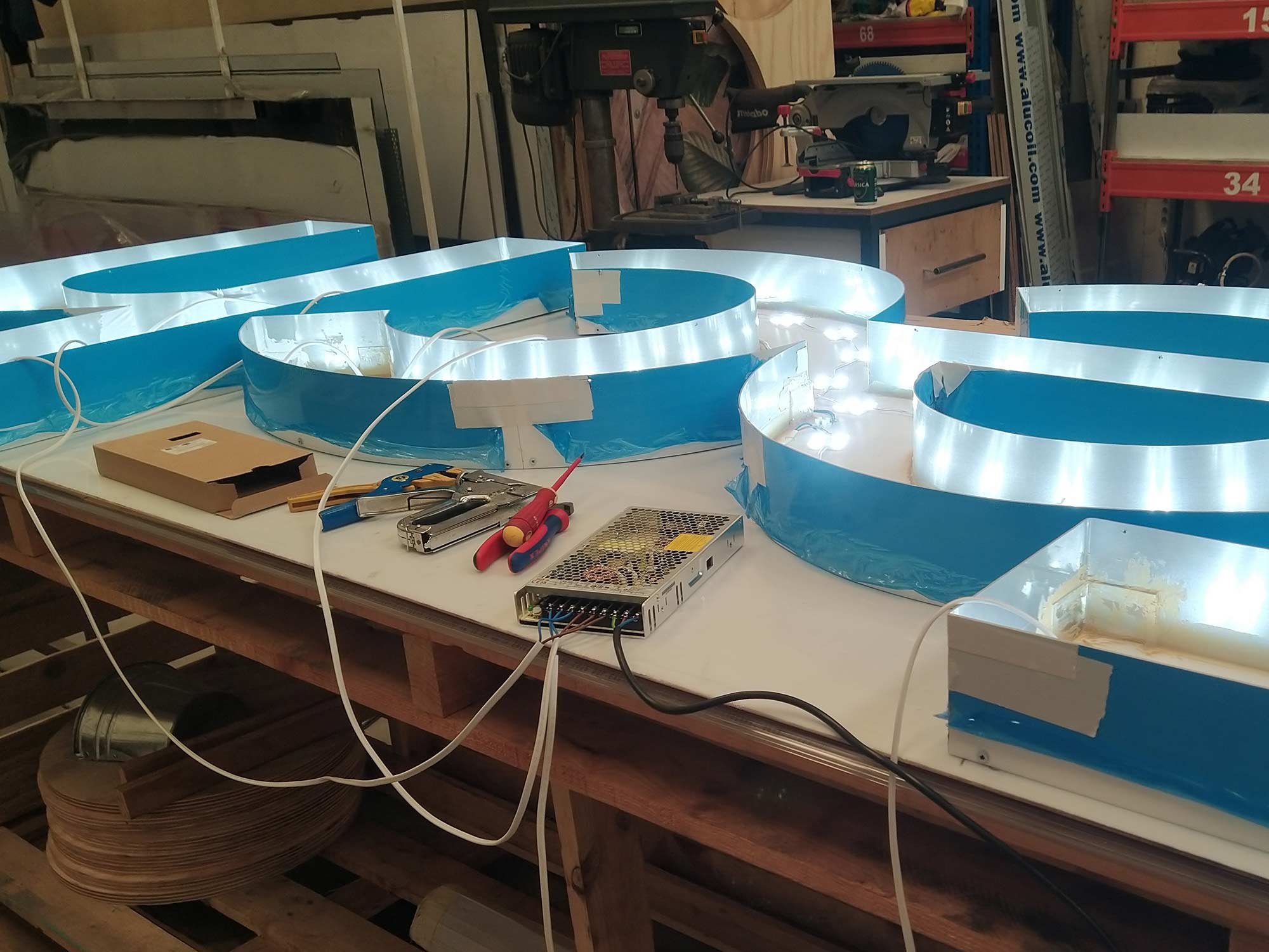 Taller de fabricación propia de los rótulos