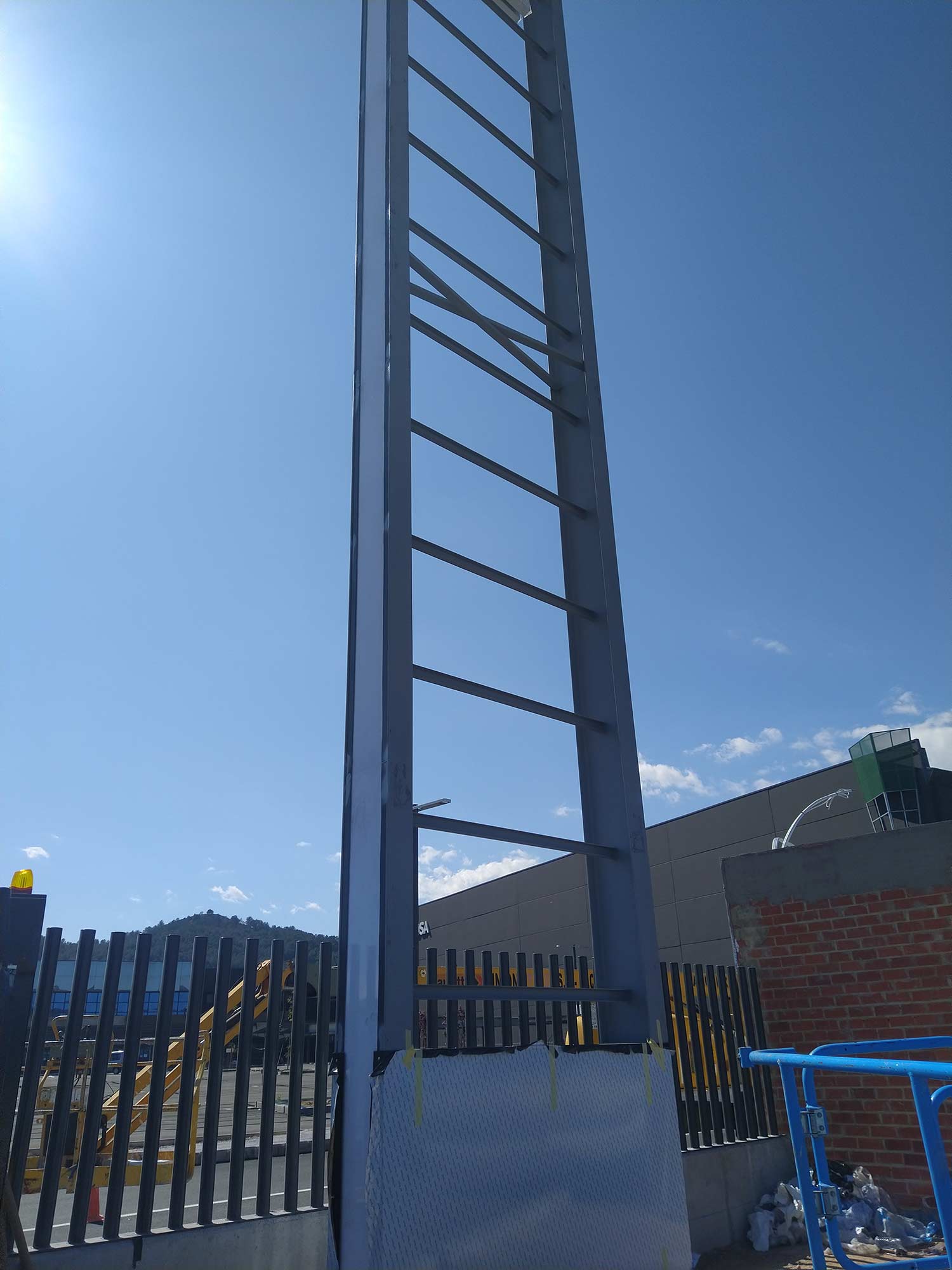 Instalación Monolito Corporativo