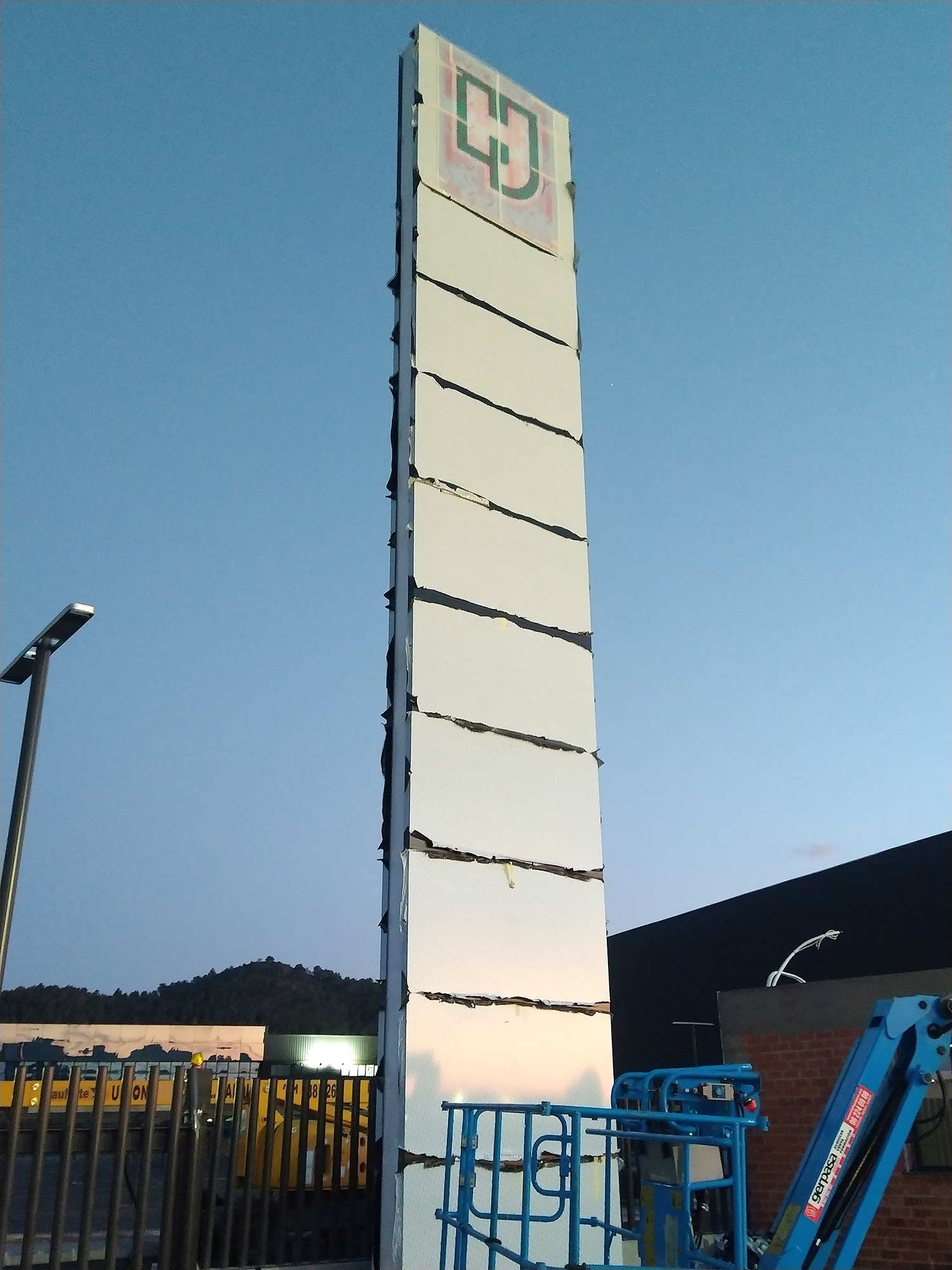 Proceso de instalación del monolito gigante de empresa