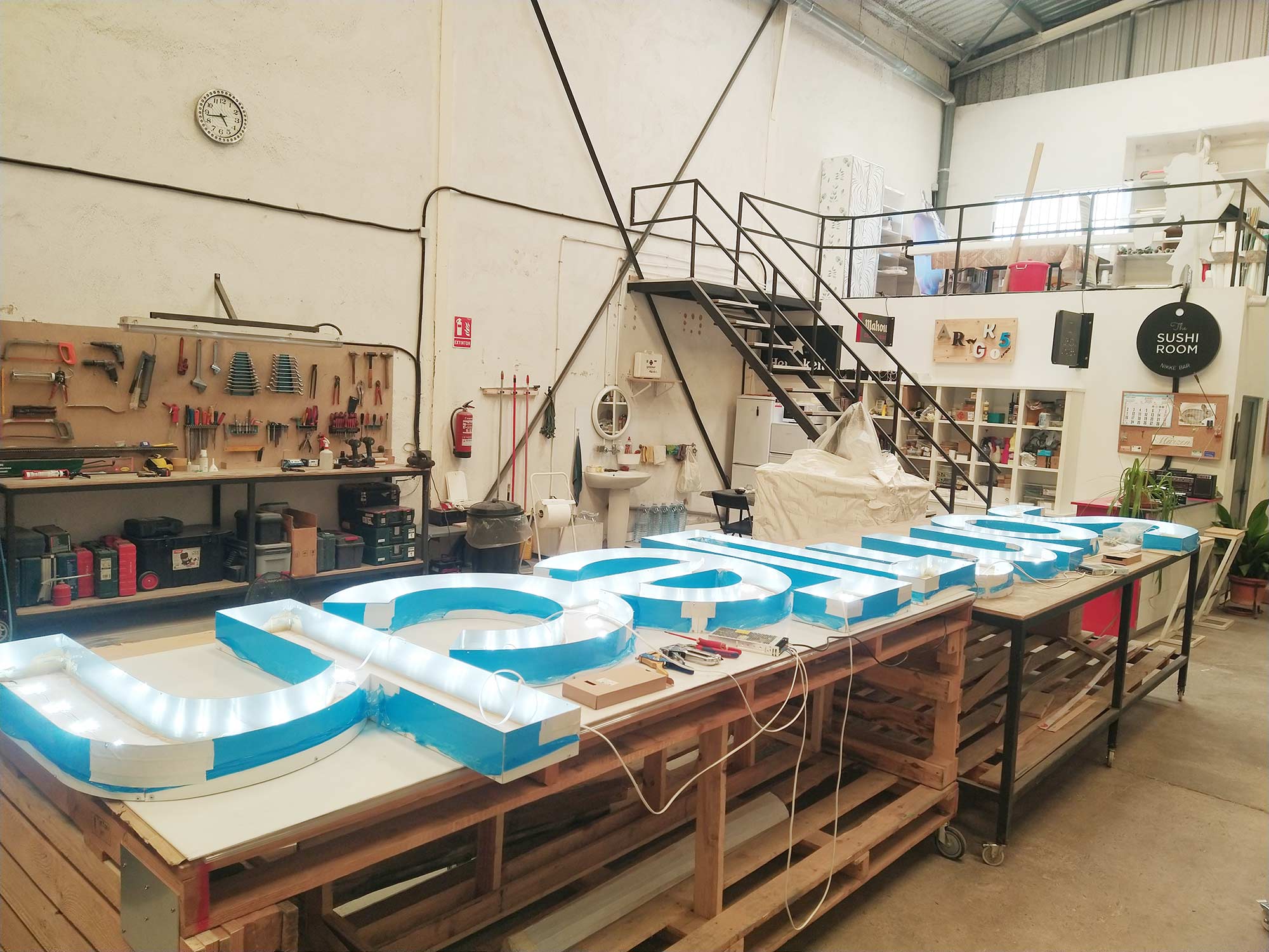 Taller de fabricación propia de los rótulos